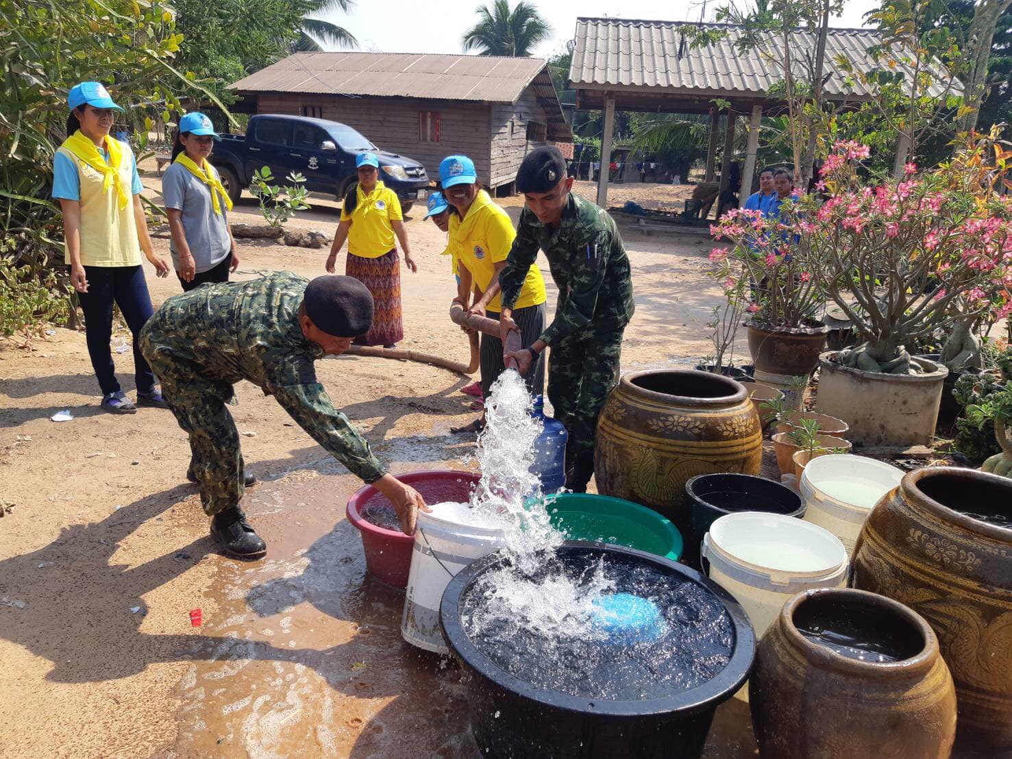 กองทัพบกห่วงใยประชาชน..ร่วมแจกจ่ายน้ำอุปโภคบริโภคให้กับประชาชนที่ประสบปัญหาภัยแล้ง