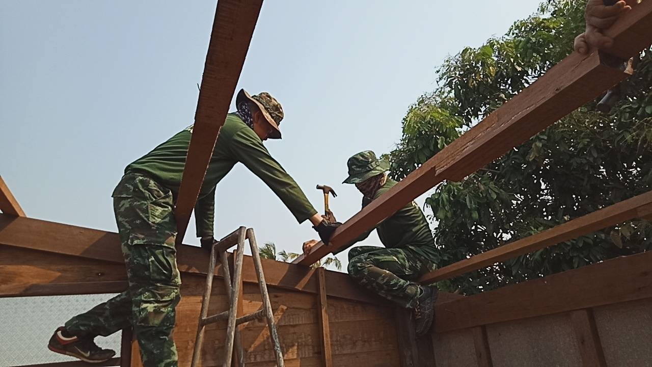 "กองทัพบก ซ่อมแซมบ้านให้ประชาชน"