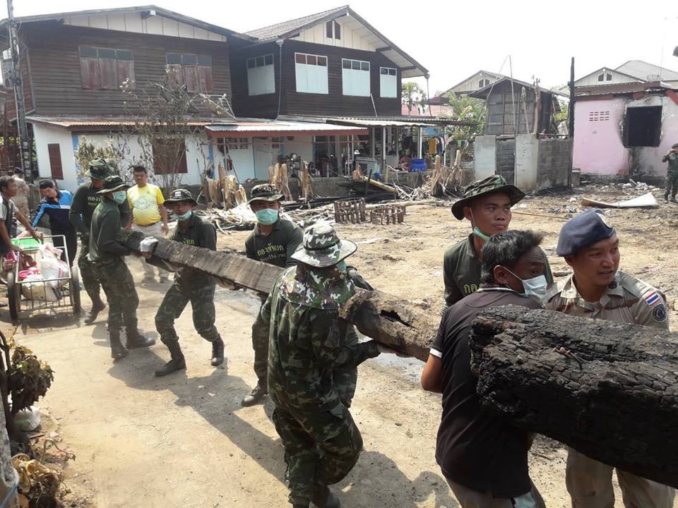 "ทหารเข้าช่วยเหลือ ชาวบ้านผู้ประสบอัคคีภัย"