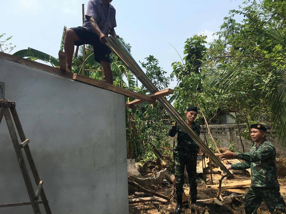 ส่งมอบวัสดุและช่วยช่อมแชมบ้านพักอาศัยให้ผู้เสียหายจาก" วาตภัยในห้วงฝนตก "