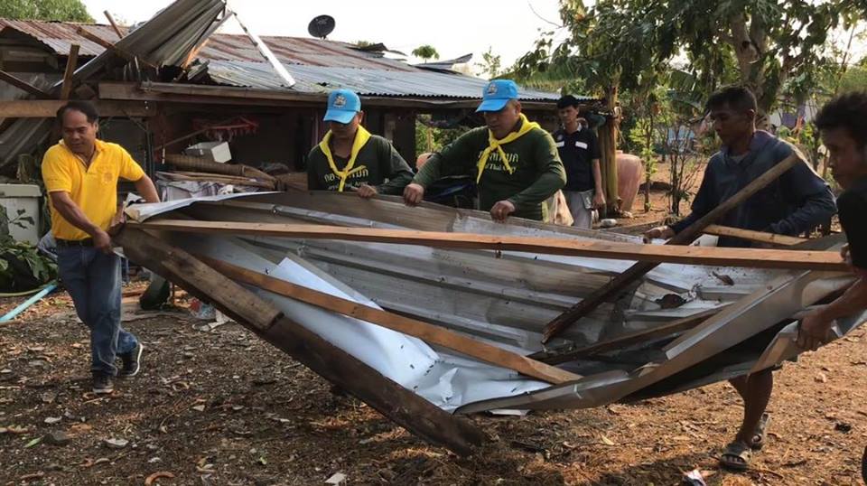 กองกำลังรักษาความสงบเรียบร้อย จังหวัดเพชรบูรณ์ เข้าสำรวจความเสียหาย และให้ความช่วยเหลือบ้านเรือนราษฎร