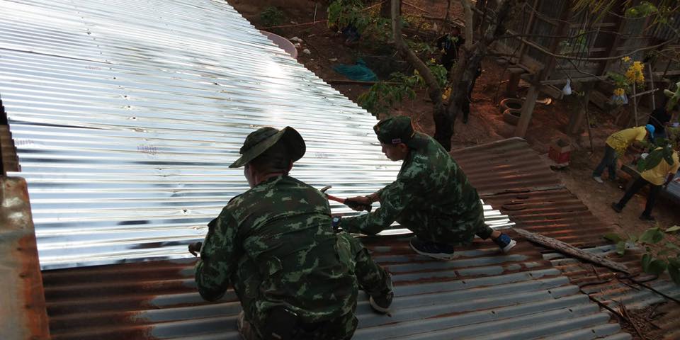 กองกำลังรักษาความสงบเรียบร้อยจังหวัดนครพนม ลงพื้นที่ซ่อมแซมบ้านเรือนของประชาชนที่ได้รับความเสียหายจากเหตุวาตภัย