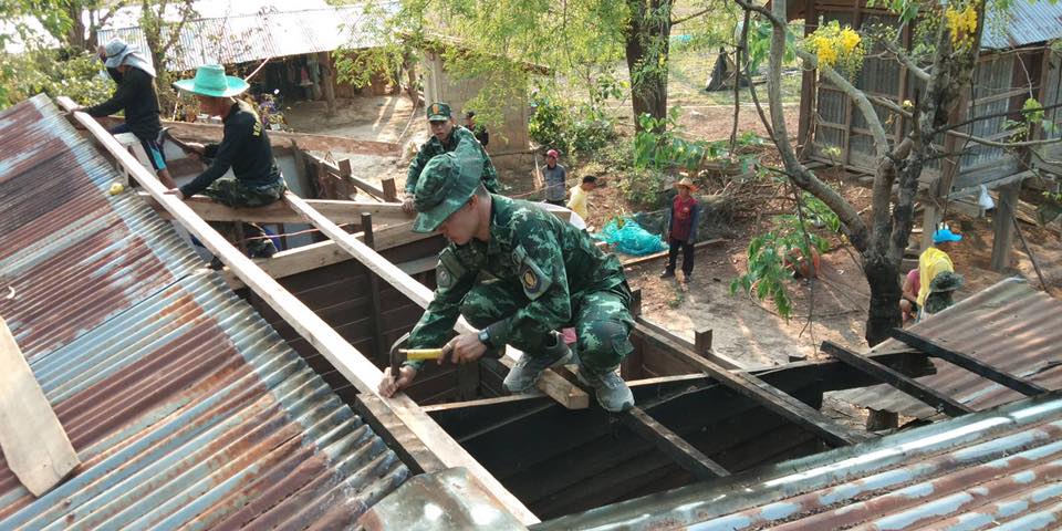 กองกำลังรักษาความสงบเรียบร้อยจังหวัดนครพนม ลงพื้นที่ซ่อมแซมบ้านเรือน