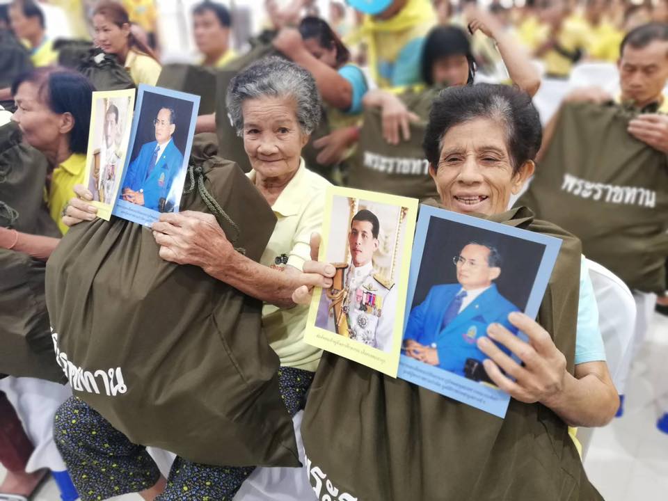 องคมนตรี​ ร่วมกับ​มูลนิธิ​ราชประชานุเคราะห์​ ในพระบรมราชินูปถัมภ์​  เชิญสิ่ง​ของ​พระราชทาน​ มอบแก่ประชาชนผู้​ประสบวาตภัย​ในพื้นที่ จ.พะเยา