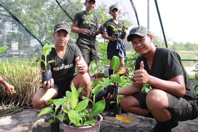 “ ทหารพันธุ์ดี ลงพื้นที่ปลูกต้นไม้ รักษาน้ำ ตามรอยพ่อ “