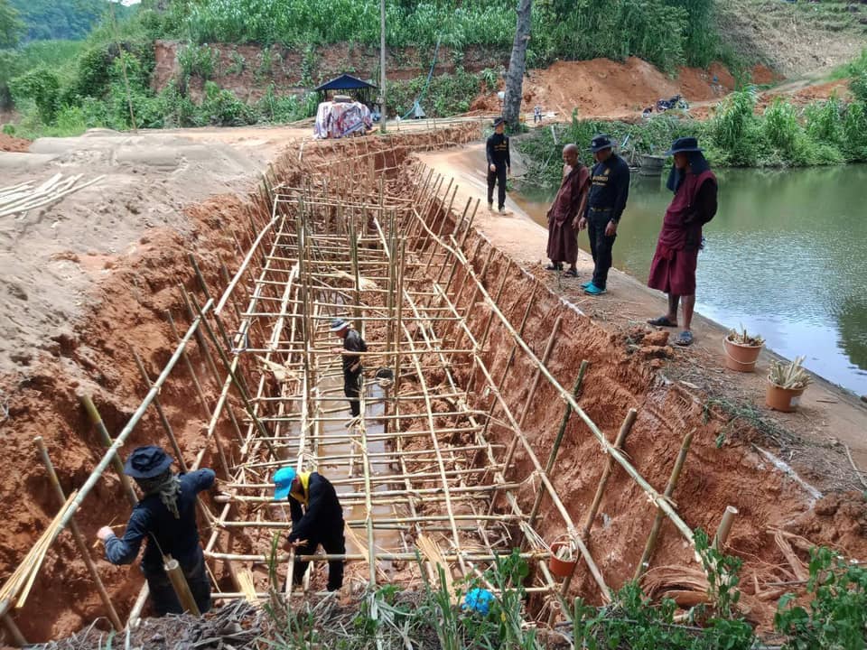 ทหารพรานจิตอาสา ร่วมกับ พระสงฆ์ ถ้ำป่าอาชาทอง เชียงราย สร้างฝายหลวงแม่น้ำคำ...เชียงราย..