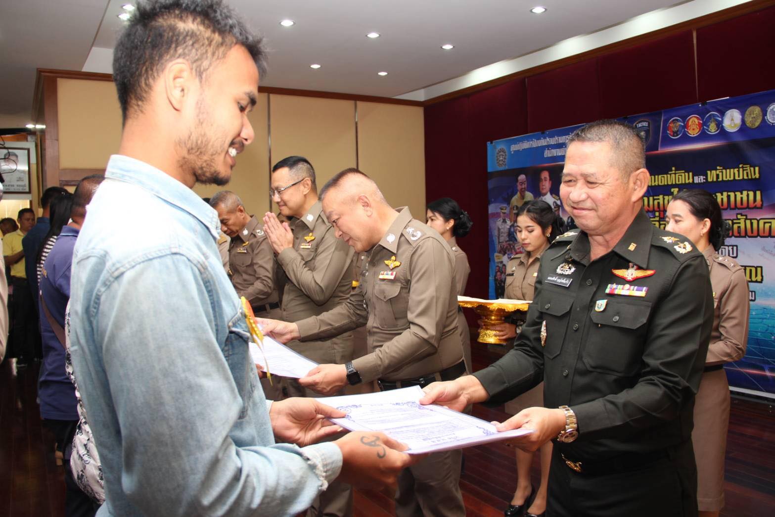 “พิธีมอบคืนโฉนดที่ดิน และทรัพย์สิน คืนความสุขให้ประชาชน ลดความเหลื่อมล้ำทางสังคม”