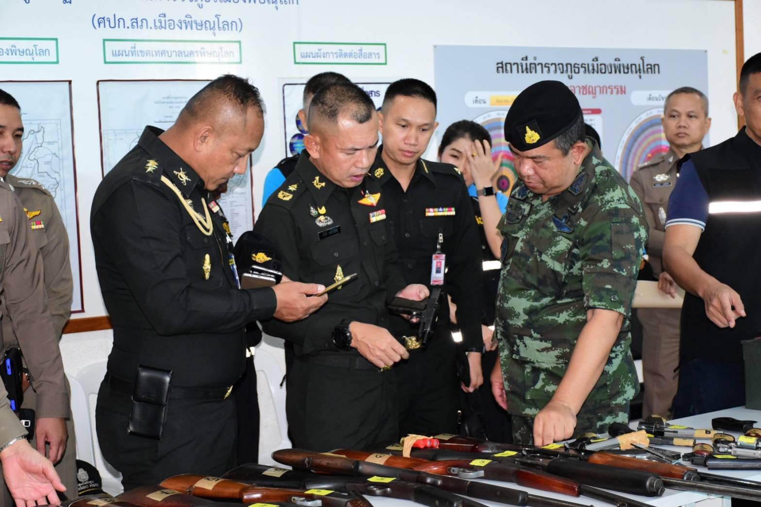 สนธิกำลังบุกค้นเป้าหมายต้องสงสัยกลางเมืองพิษณุโลก หลังชาวบ้านร้องมือมืดยิง สนง.กองทุนหมู่บ้านกลางดึก