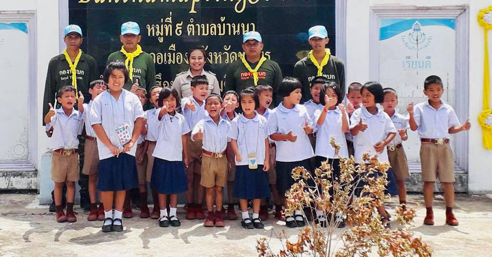 น้องๆนักเรียนดีใจ หลังคาใหม่... ไฉไลกว่าเดิม Royalist volunteers help repairing the roofs of Ban Tha Mapring school