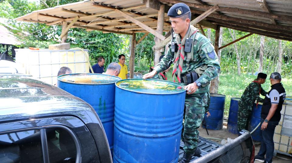 “ตรวจยึด..น้ำมันเถื่อน กว่า 4,100 ลิตร” The 5th Infantry Regiment Task Force, Thepsatree Task Force, arrested a man for illegal smuggling of 4,100 liters of gasoline near the border of Thailand - Malaysia, Sadao district, Songkhla province.