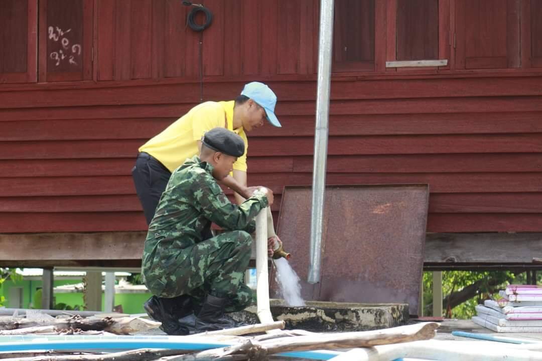 ทหารลงพื้นที่!! แจกจ่ายน้ำช่วยเหลือผู้ประสบภัย The 27th Military Circle relieved people in Mueang district, Roi Et province, from a drought.