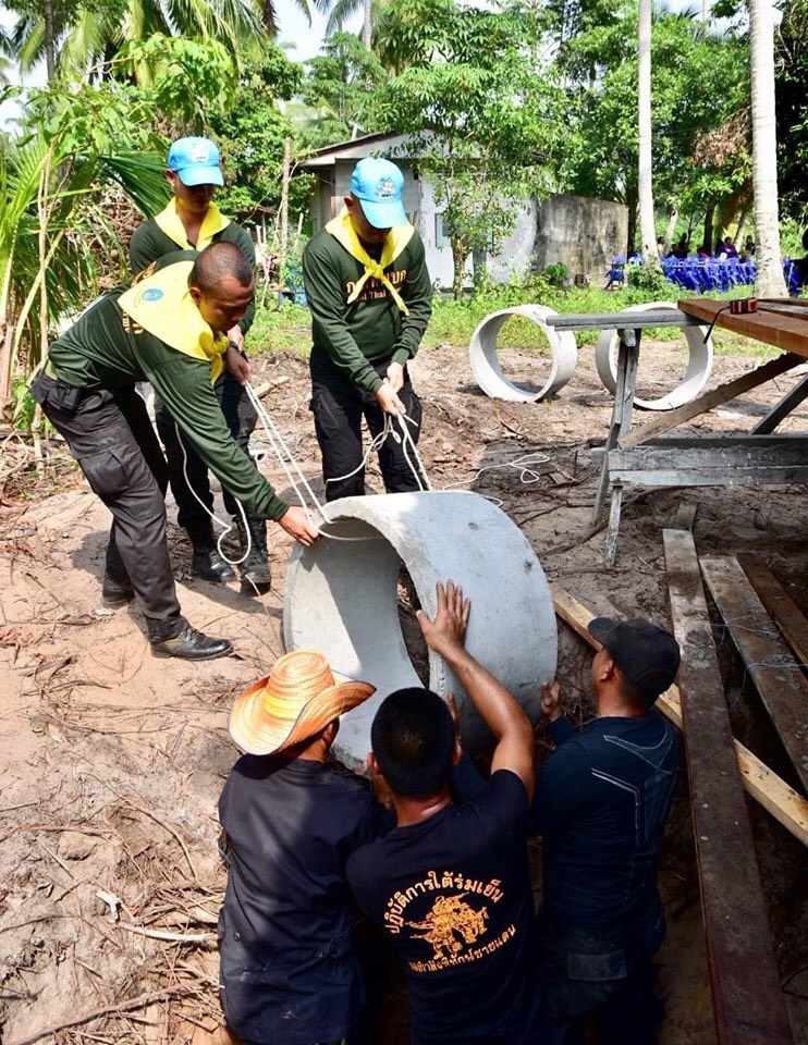 ทหารพราน!! ร่วมโครงการ "พัฒนาคุณภาพชีวิตชุมชนไทยพุทธ บ้านท่าด่าน" The 42nd Irregular Regiment Task Force helped people in the development project at Yaring district, Pattani province.