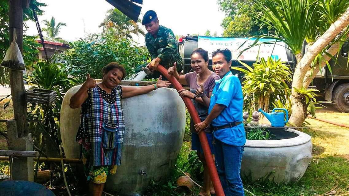 กองทัพบก..แจกน้ำบรรเทาทุกข์ชาวบ้าน สู้ภัยแล้ง The 28th Military Circle relieved people in Loei province from a drought.