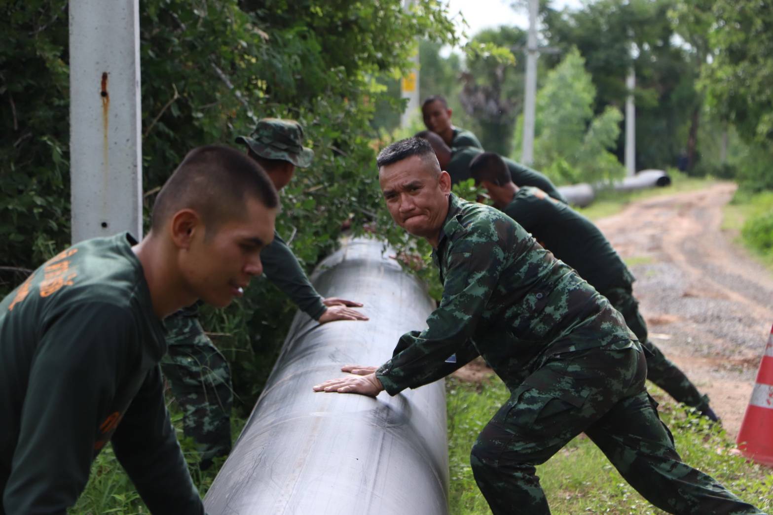 กองกำลังสุรนารี เร่งต่อท่อ...ส่งน้ำจากเหมืองหินเติมอ่างห้วยเสนง Suranaree Task Force sending military personnel to construct a water pipeline.