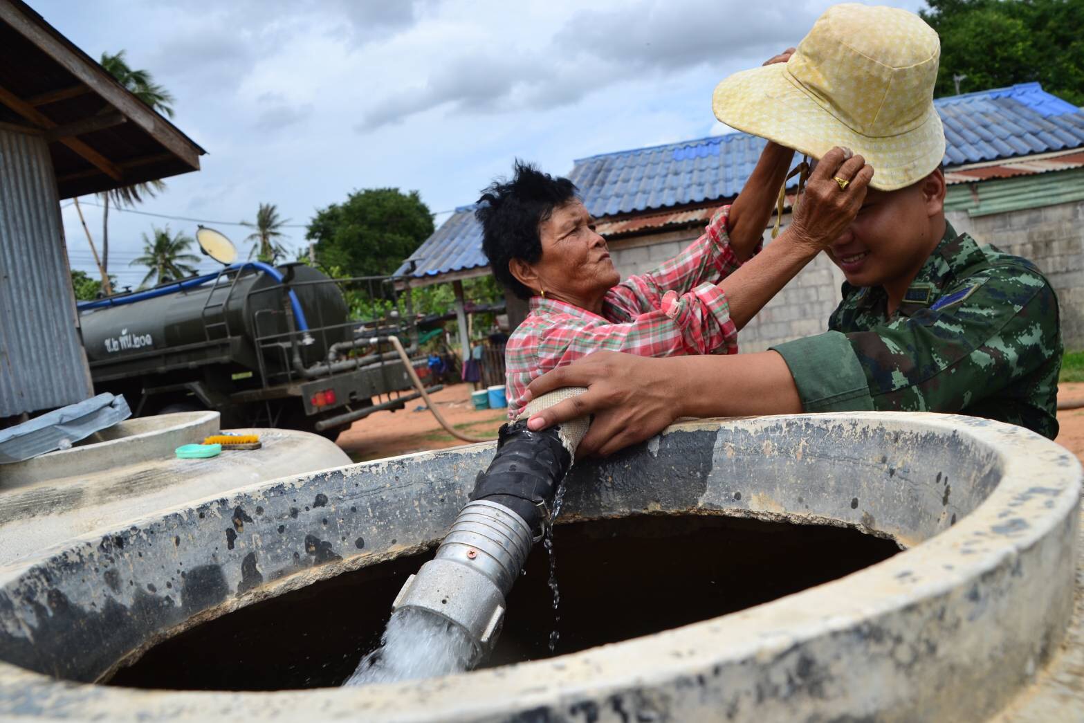 “กองทัพภาคที่ 2 จัดคาราวานรถน้ำ..ช่วยภัยแล้ง” The 2nd Army Area sends water trucks to relieve people from a drought.