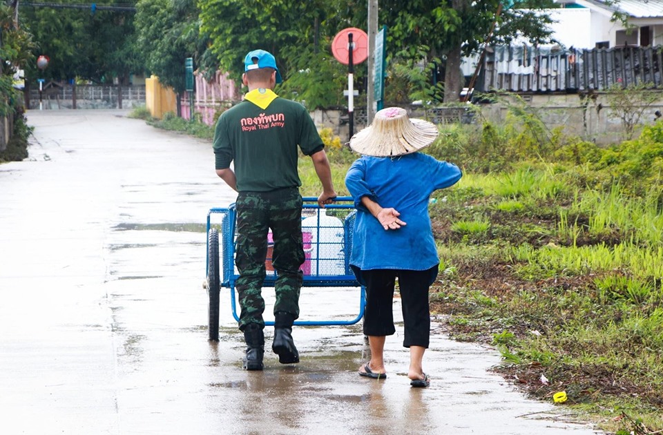 ประชาชนเดือดร้อน ทหารพร้อม!! ช่วยเหลือ  When people are in trouble, soldier get ready to help.