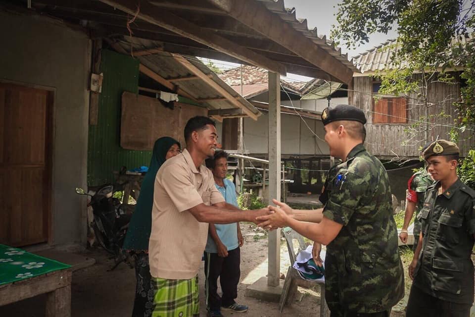 “รด.จิตอาสา โครงการเพื่อนช่วย เพื่อนซ่อมแซมที่อยู่อาศัย” Royalist volunteers of Thai Reserve Officer Training Corps Student (TROTCS) in the “Friends help friends repairing houses” project.