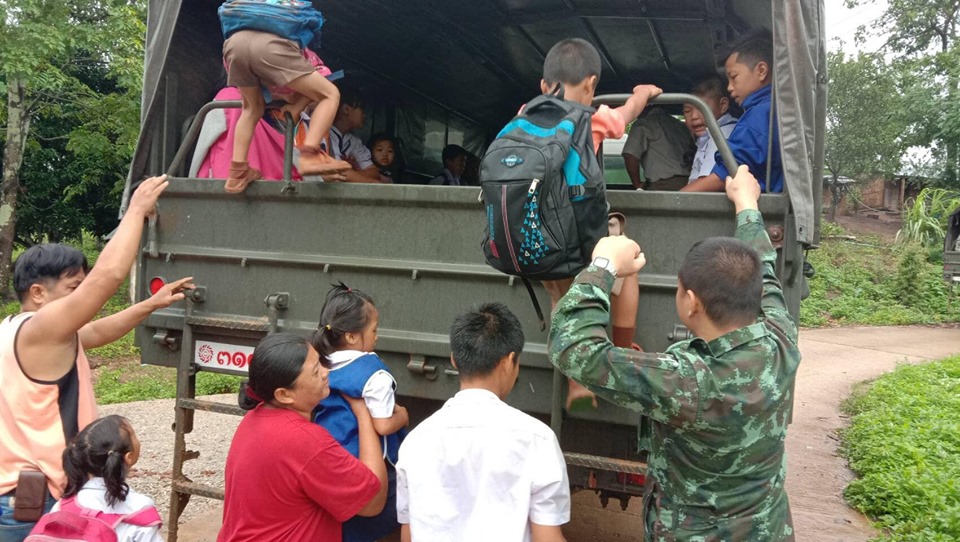 “พี่ทหารใจดี..รับส่งเด็กๆ ไป-กลับโรงเรียน” What a kind soldier!, picking up children to/from school.