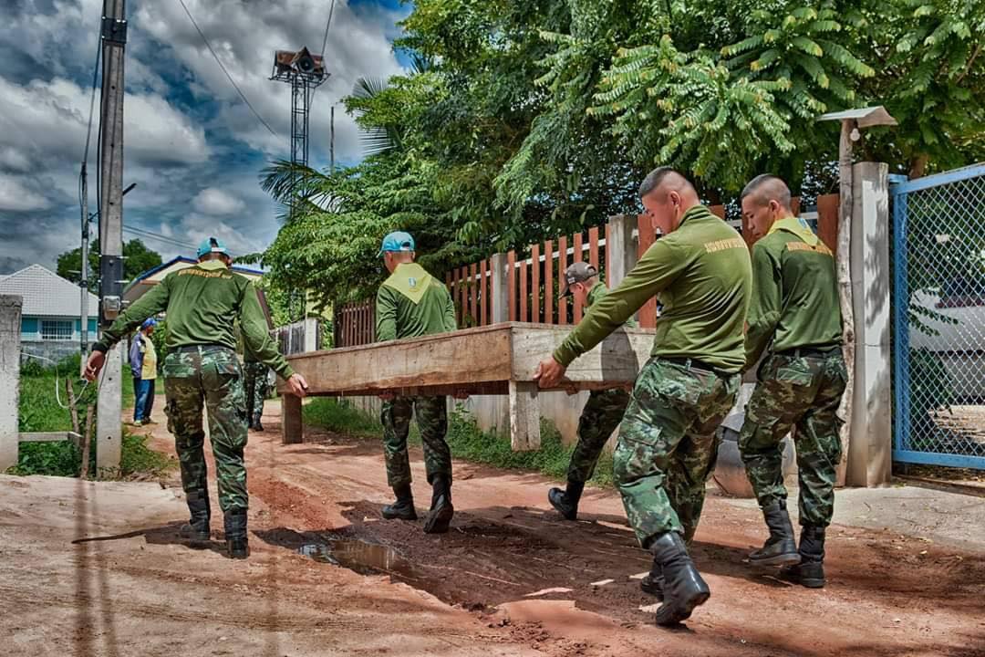 จิตอาสาพระราชทาน 904 วปร. "เราทำความ ดี ด้วยหัวใจ" ร่วมปรับปรุงภูมิทัศน์บ้านน้อยในเมือง Royalist volunteers, “We do good by heart”, landscape development.