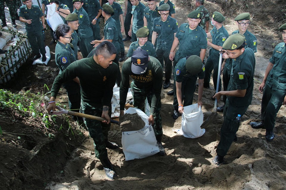 “คนละไม้ คนละมือ ร่วมใจสร้างฝายมีชีวิต” “Many hands make light work, soldiers helped build living weir.”