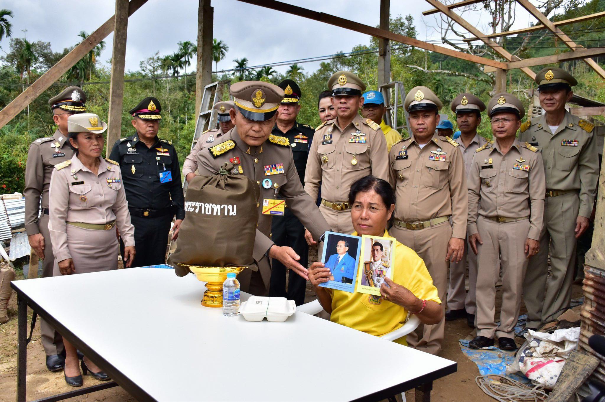 องคมนตรี อัญเชิญถุงยังชีพพระราชทานมอบแก่ผู้ประสบวาตภัย จ.ชุมพร