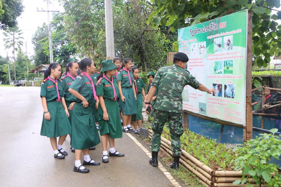 “ สืบสานศาสตร์พระราชา ต่อยอดพัฒนาแผ่นดิน ” ผบ.ร.17 พัน.3 ในพระองค์ฯ เปิดค่ายเม็งรายมหาราช นำนักเรียน รร.เทศบาลบ้านเด่นห้า...เชียงราย เยี่ยมชม สวนกำกึ๊ดรอง ฟาร์มแพะ โครงการทหารพันธุ์ดี