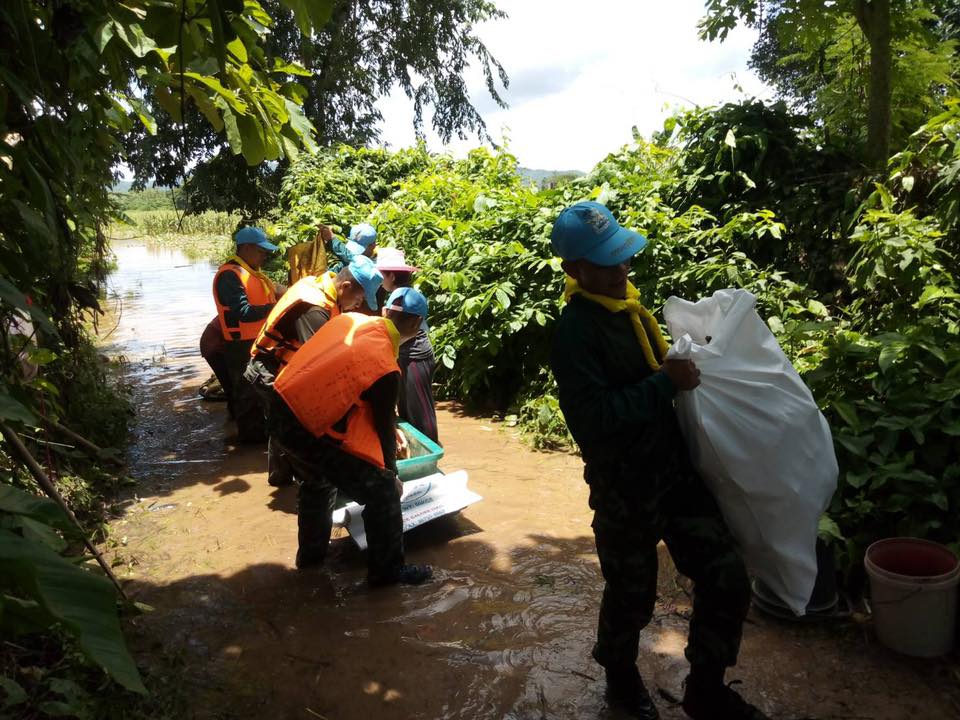 ศบภ.มทบ.35 ช่วยเกษตรกรเก็บข้าวโพด...หลังถูกน้ำท่วม กว่า 20 ไร่ Disaster Relief Center of the 35th Military Circle helped farmers harvest their corns after flood.