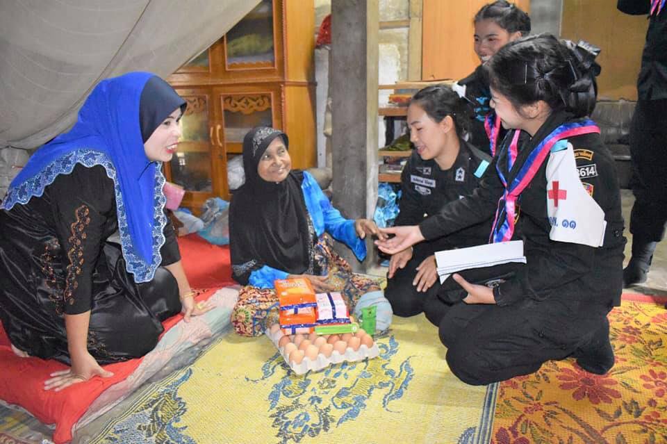 “หมอเดินเท้า..ทุกก้าว เพื่อประชาชน” Pedestrian medical unit helped people in Narathiwat province.