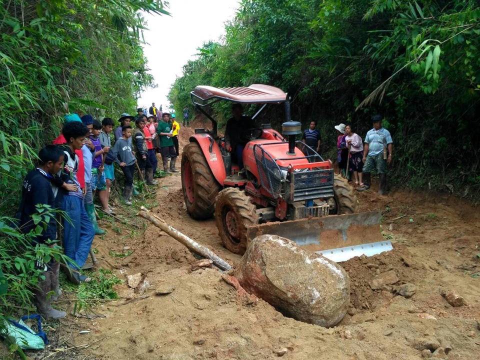 เร่งเปิดเส้นทาง!! ...ดินสไลด์เส้นทางหัวแม่เมือง-ดอยช้าง The 7th Infantry Regiment Task Force cleared up a road blocked by landslide at Maehongson province.