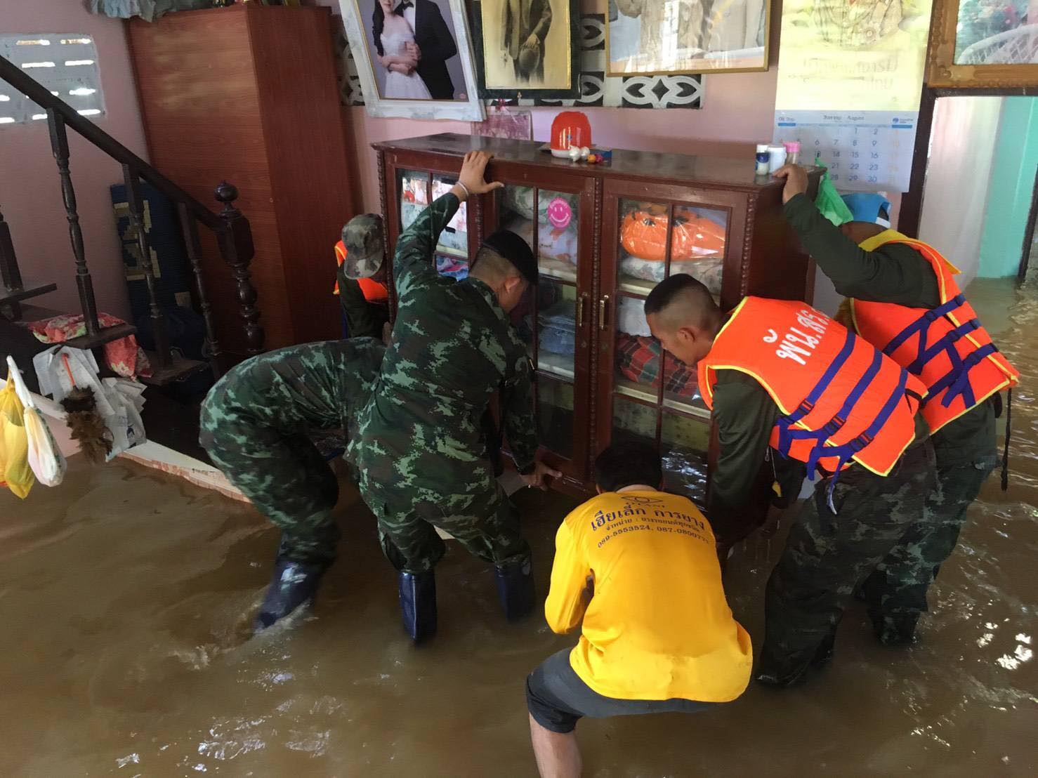 ทหารม้าพร้อมลุย!! ลงพื้นที่ช่วยเหลือผู้ประสบอุทกภัย จ.เพชรบูรณ์  HADR center of the 1st Calvary Division get ready to help people in Phetchabun province from flood.