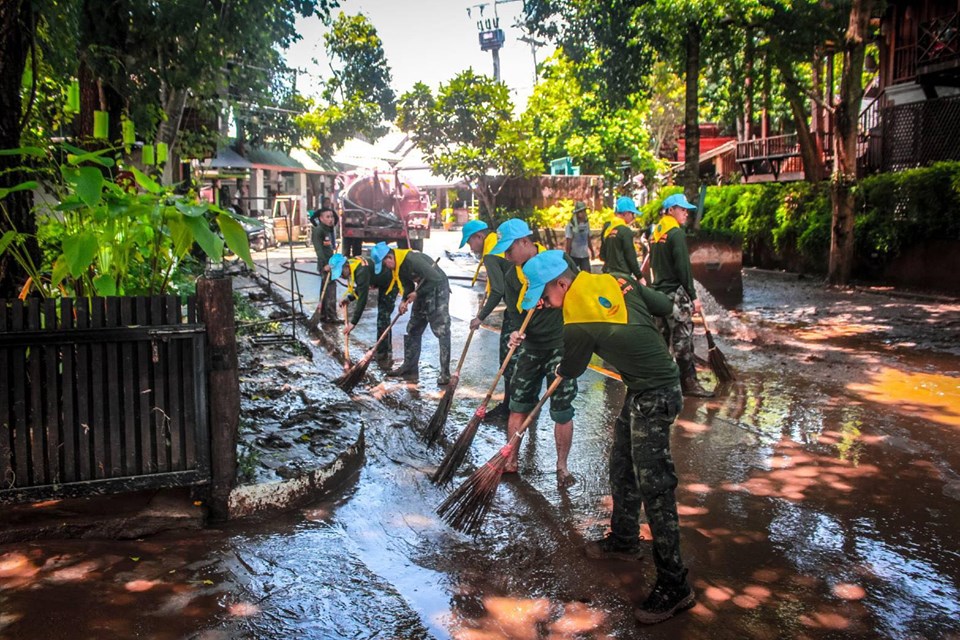 ทหารจิตอาสา ร่วมกับภาคีเครือข่าย บ้านเวียงใต้ เร่งฟื้นฟูทำความสะอาดบ้านเรือนประชาชน และสถานประกอบการ หลังระดับน้ำที่ท่วมขังลดระดับลง Soldier volunteers and Banwiangtai people network helped clean up houses and business offices after flood.