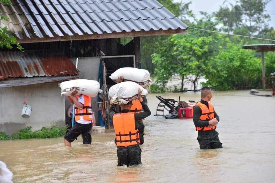 ฝนก็ตกหนัก... น้ำก็ไหลเชี่ยว... In a heavy rain and swift flooded current, we’d like to support every soldier here.