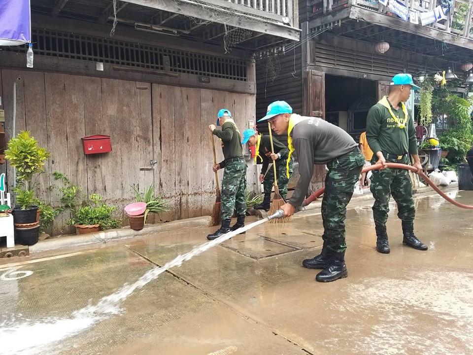 “กองทัพบก..ร่วมพัฒนาปรับปรุง ฟื้นฟูบ้านเรือนราษฎร หลังน้ำลดระดับลง” The Royal Thai Army helped clean up villages in post flood relief operation.