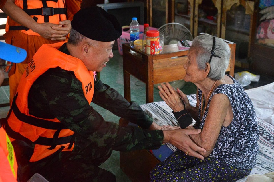 “ทหาร..เป็นที่พึ่งของประชาชนในทุกโอกาส” Soldier helps people in every situation.