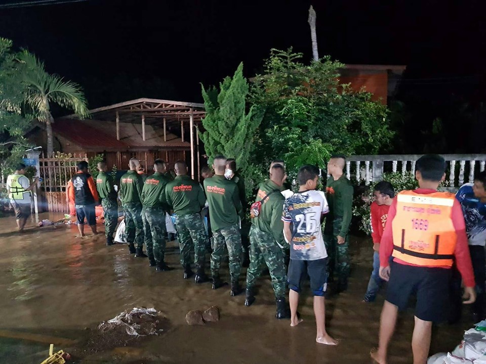 ทบ. ยังปฏิบัติการคลี่คลายอุทกภัยอีสาน – เหนือต่อเนื่อง เผย ๗ วันระดม ทั้งกำลังพล ยุทโธปกรณ์ช่วยประชาชนตลอด ๒๔ ชั่วโมง ล่าสุดส่งทหารเร่งเสริมแนวพนังกั้นน้ำเตรียมรับมือน้ำยมล้นตลิ่งที่ จ.สุโขทัย