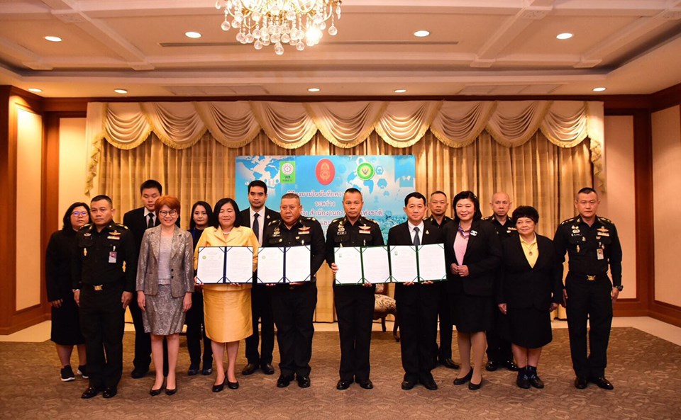 พิธีลงนามในบันทึกความเข้าใจ Memorandum of Understanding signing ceremony between Royal Thai Army and National Research Council of Thailand and between Royal Thai Army and Department of Science Service. MAJ GEN Chukiet Chuaypetch, Director of Army Research and Development Office, was a representative of Royal Thai Army.