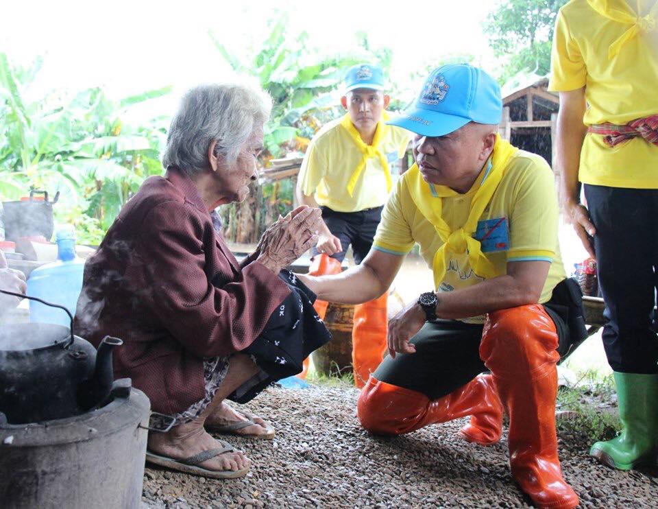 "ทหาร ไม่ทอดทิ้ง ประชาชน" Soldier never leaves people behind.