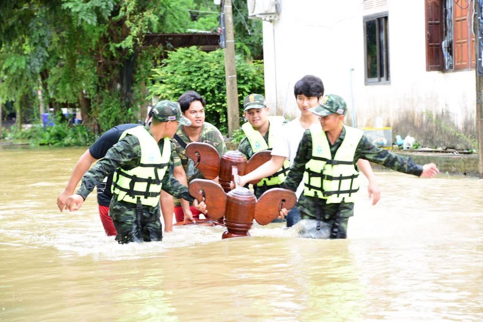 “ครูฝึก รด.หยุดฝึก..มาช่วยกันครับ” TROTCS instructors stoped the training to came out and help flood victims instead.