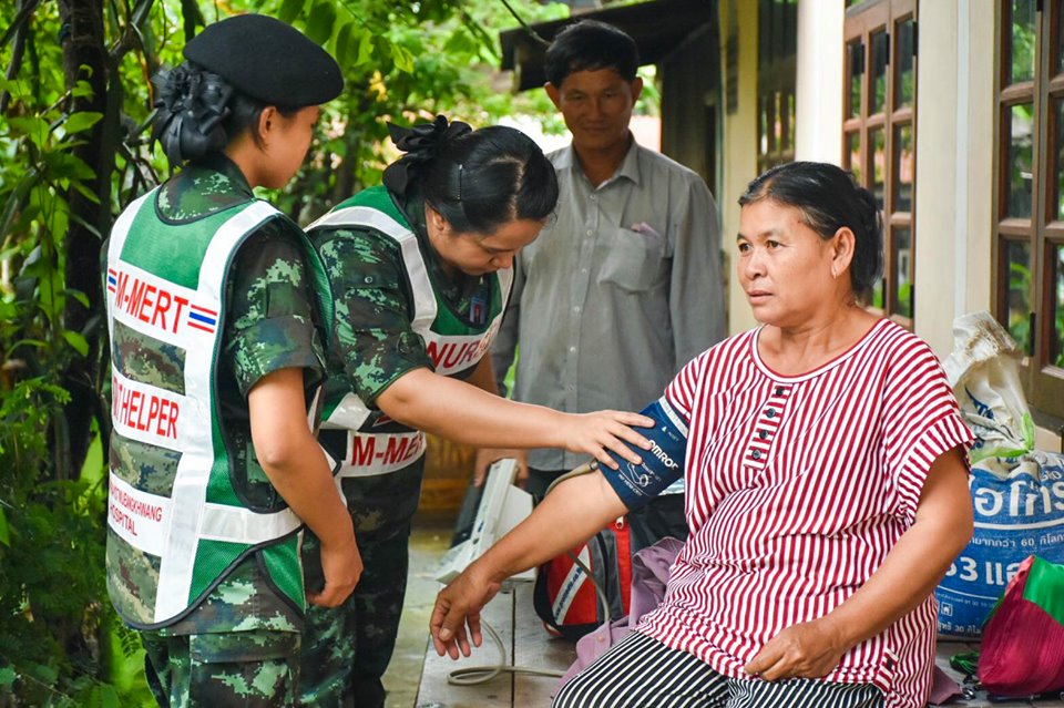 กองทัพบกห่วงใยประชาชน จัดทีมแพทย์ลงพื้นที่ ดูแลสุขภาพแก่ประชาชนเพื่อป้องกันโรคต่างๆ ที่มาในช่วงน้ำท่วม Royal Thai Army sent a troop and a medical team to help villagers from flood.