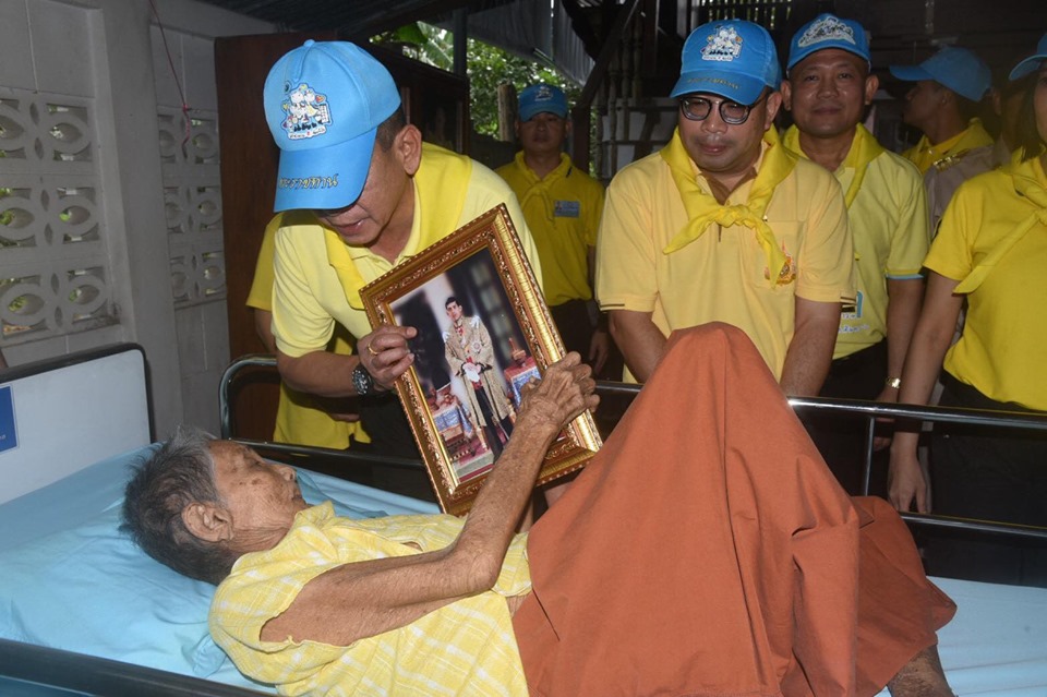 ผบ.มทบ.16 ลงพื้นที่มอบสิ่งของพระราชทานฯ ตามโครงการปรับปรุงซ่อมแซมที่อยู่อาศัยให้กับผู้ยากไร้ และด้อยโอกาส