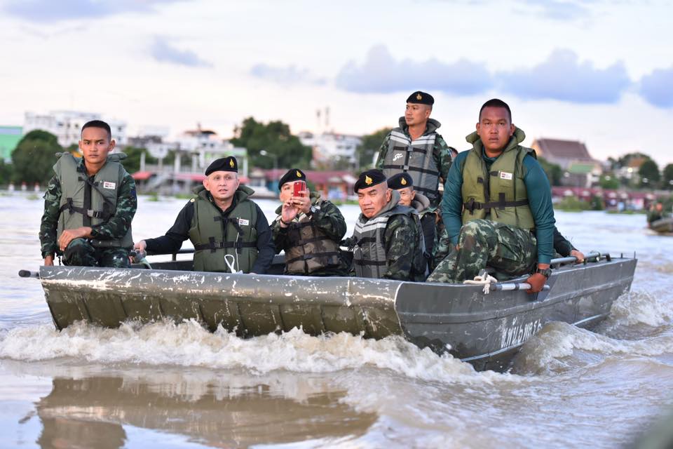 แม่ทัพน้อยที่ 2 และรองแม่ทัพภาคที่ 2 ลงเรือ ลุยช่วยน้ำท่วมที่อุบล" The 2nd Army Corps Commander and the 2nd Army Area Deputy Commander visited HADR operations in Ubonratchathani province.