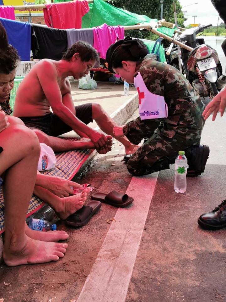 “ชุดแพทย์ ลงพื้นที่ตรวจรักษา ผู้ป่วยจากอุทกภัย ใน จ.อุบลราชธานี” Military medical team helped flood victims in Ubonratchathani province.