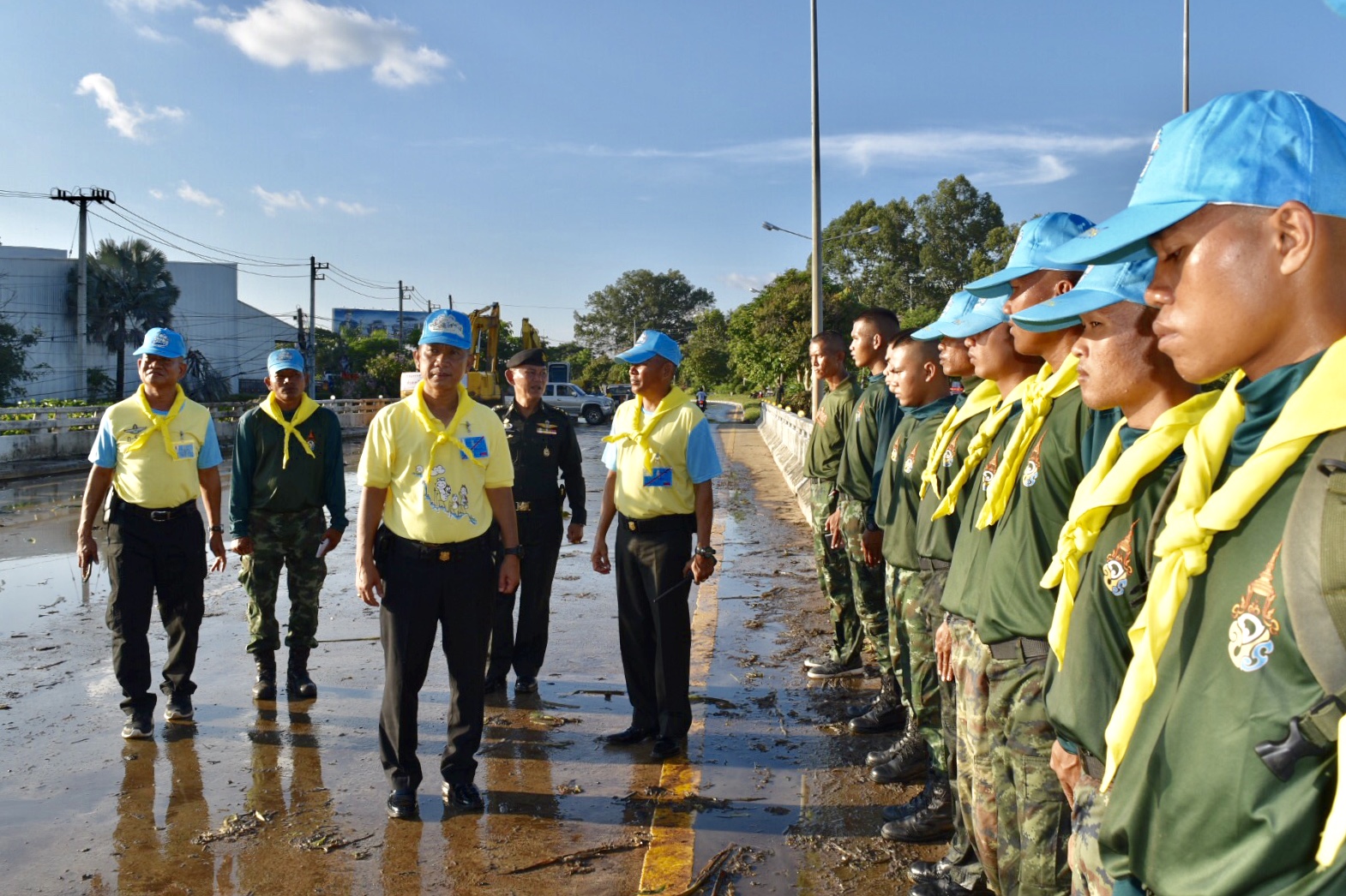 “แม่ทัพอิ๊ด ลุยต่อเนื่อง สั่งเร่งกำจัดผักตบ มอบสิ่งของชาวบ้าน” The 2nd Army Area Commander visited HADR team in Java weed disposal operation and delivered survival kits to flood victims.