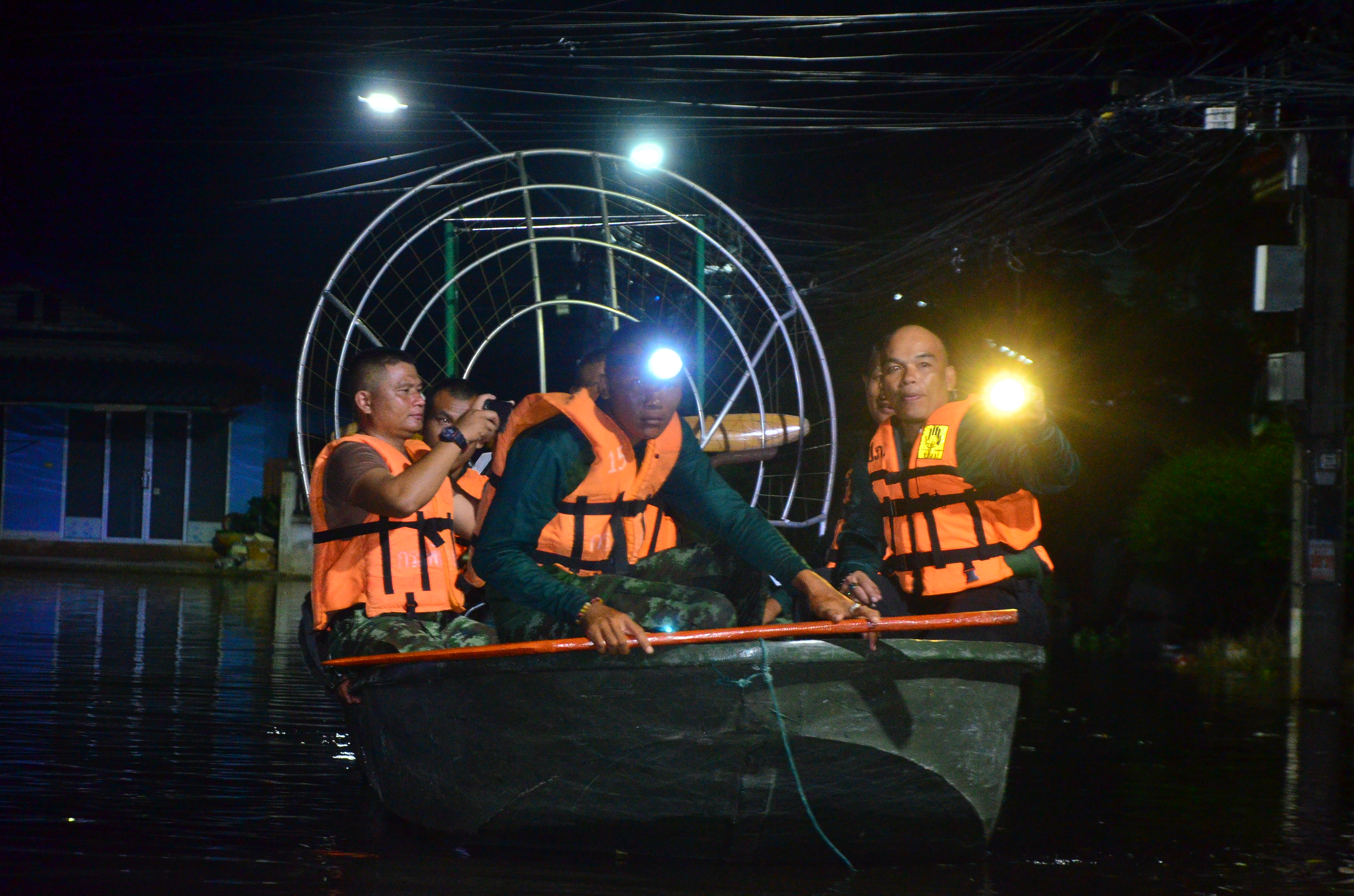 ดึกแล้วแต่พวกเราไม่ไปไหน....อาสาดูแล 24 ชั่วโมง It’s a late night, but we’re hanging tight, to have flood victims’ properties in our sights.