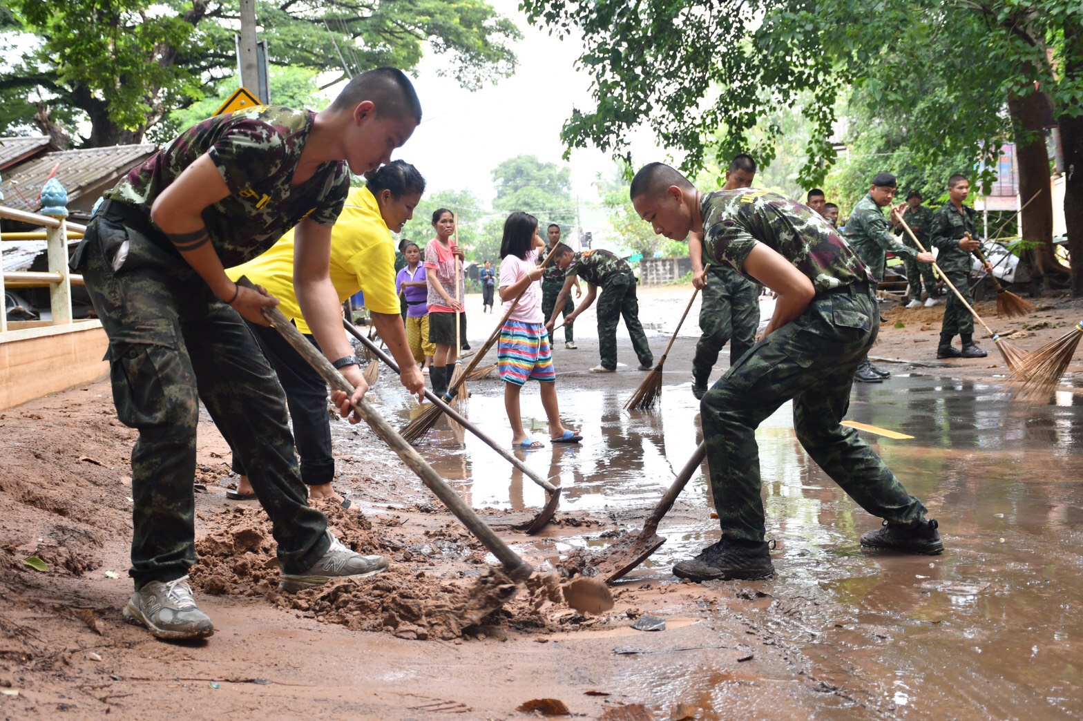 เร่งฟื้นฟู..ดูแล..ช่วยเหลือ พี่น้อง ชาวอุบลฯ Flood recovery and restoration for Ubonratchathani people.