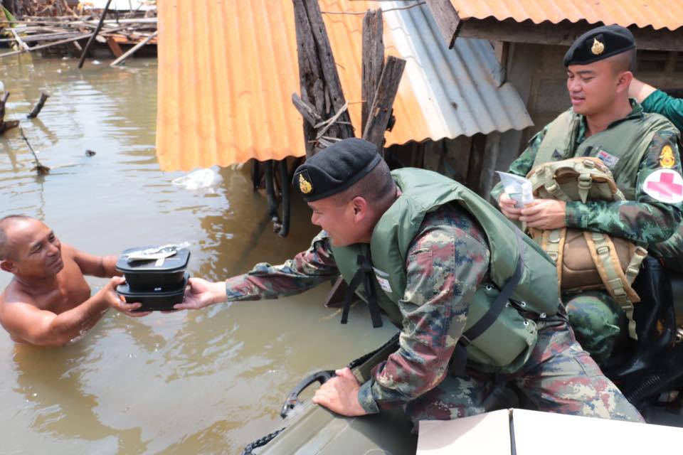 “เราพร้อมให้ความช่วยเหลือประชาชนตลอด 24 ชม.”  RTA is ready to help flood victims for 24 hours.