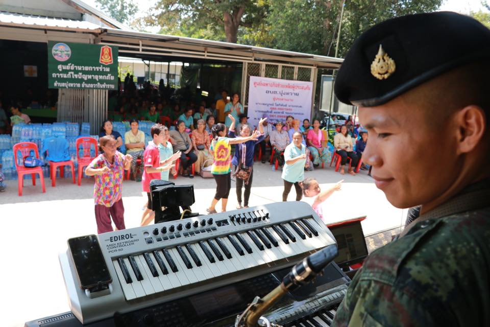 วงกระทิงแบนด์ จาก ร.6 พัน.1 ....สร้างความบันเทิงและขวัญกำลังใจ ให้ชาวอุบลฯ