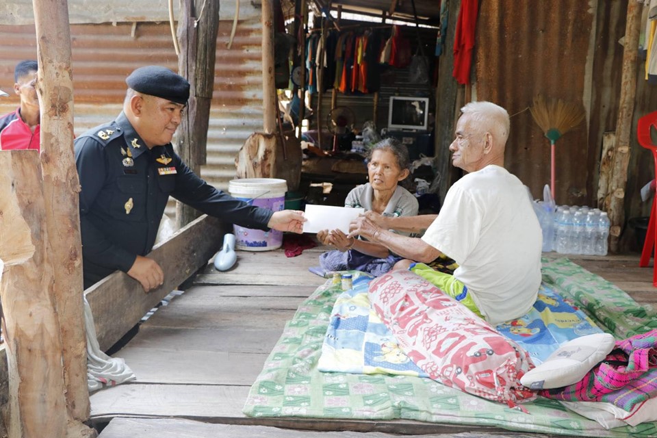 ศูนย์อำนวยการจิตอาสาพระราชทาน 904 วปร. กองบัญชาการช่วยรบที่ 3 ร่วมกับ สถานีโทรทัศน์ช่อง 8 มอบเงินเยียวยาช่วยเหลือผู้ประสบอุทกภัยใน จ.สุโขทัย เพื่อบรรเทาความเดือดร้อนให้ผู้ประสบอุทกภัยและเป็นขวัญกำลังใจสู้ชีวิต