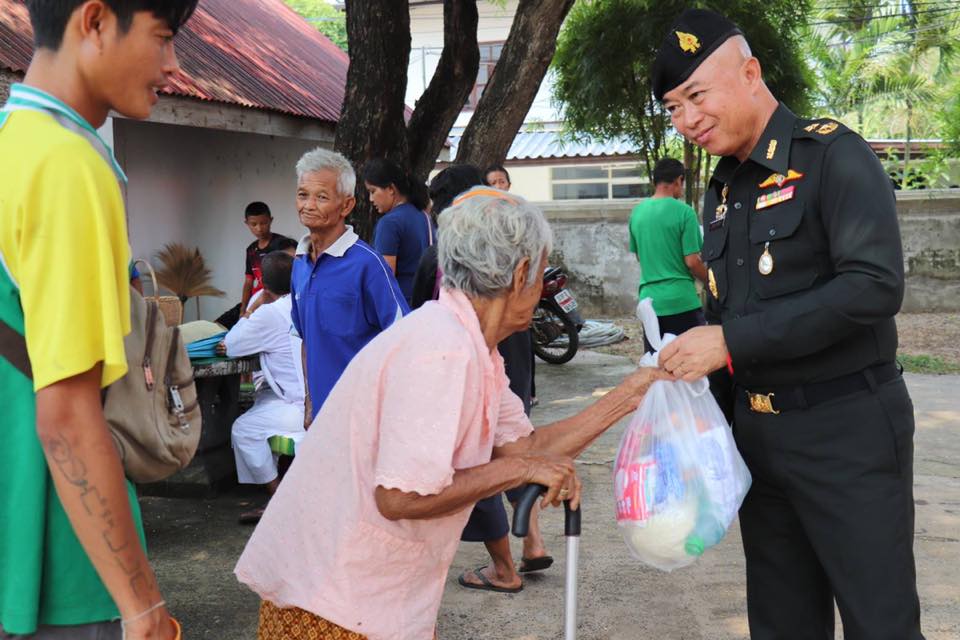 รองแม่ทัพภาคที่ 2 มอบถุงยังชีพให้ผู้ประสบอุทกภัย