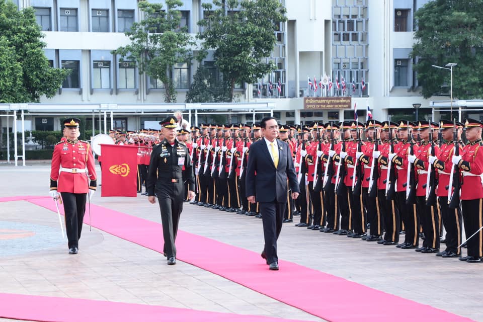 พลเอก ประยุทธ์ จันทร์โอชา นายกรัฐมนตรี และรัฐมนตรีว่าการกระทรวงกลาโหม ตรวจเยี่ยมกองบัญชาการกองทัพบก